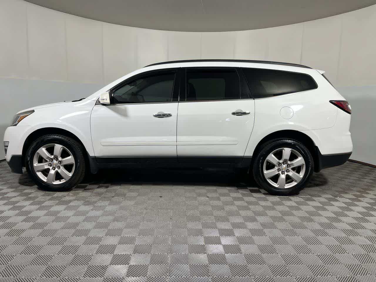 Used 2017 Chevrolet Traverse LT w/ Style and Technology Package FWD image 5