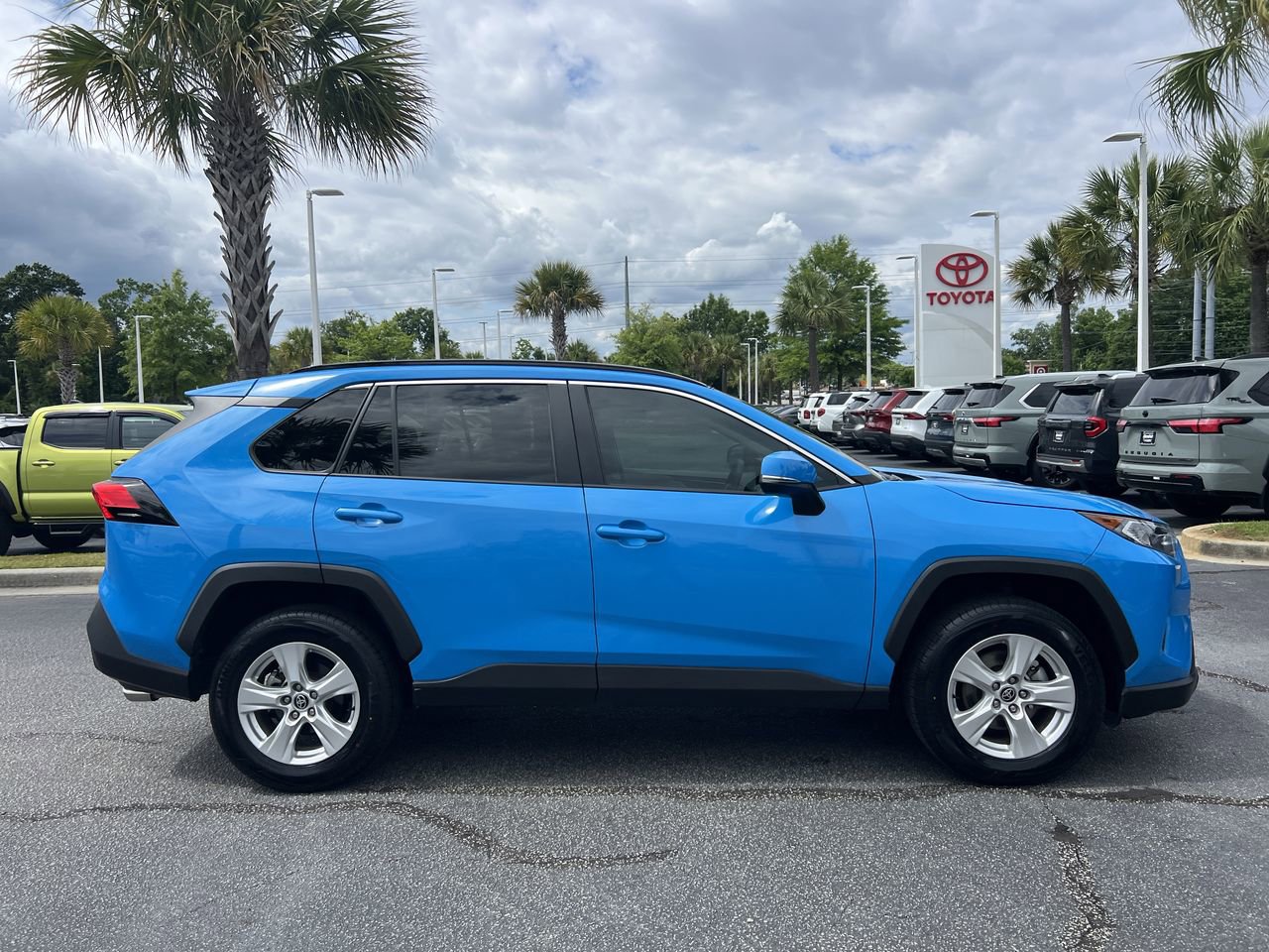 Used 2021 Toyota RAV4 XLE w/ Convenience Package FWD image 11