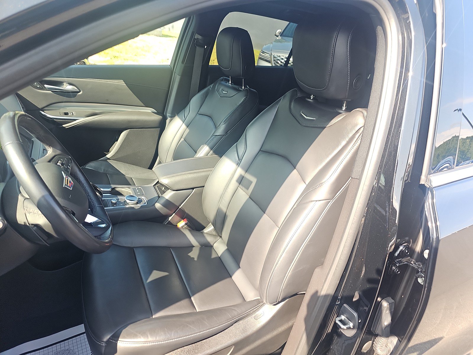 Used 2023 Cadillac XT4 Premium Luxury w/ Cold Weather Package AWD/4WD image 15