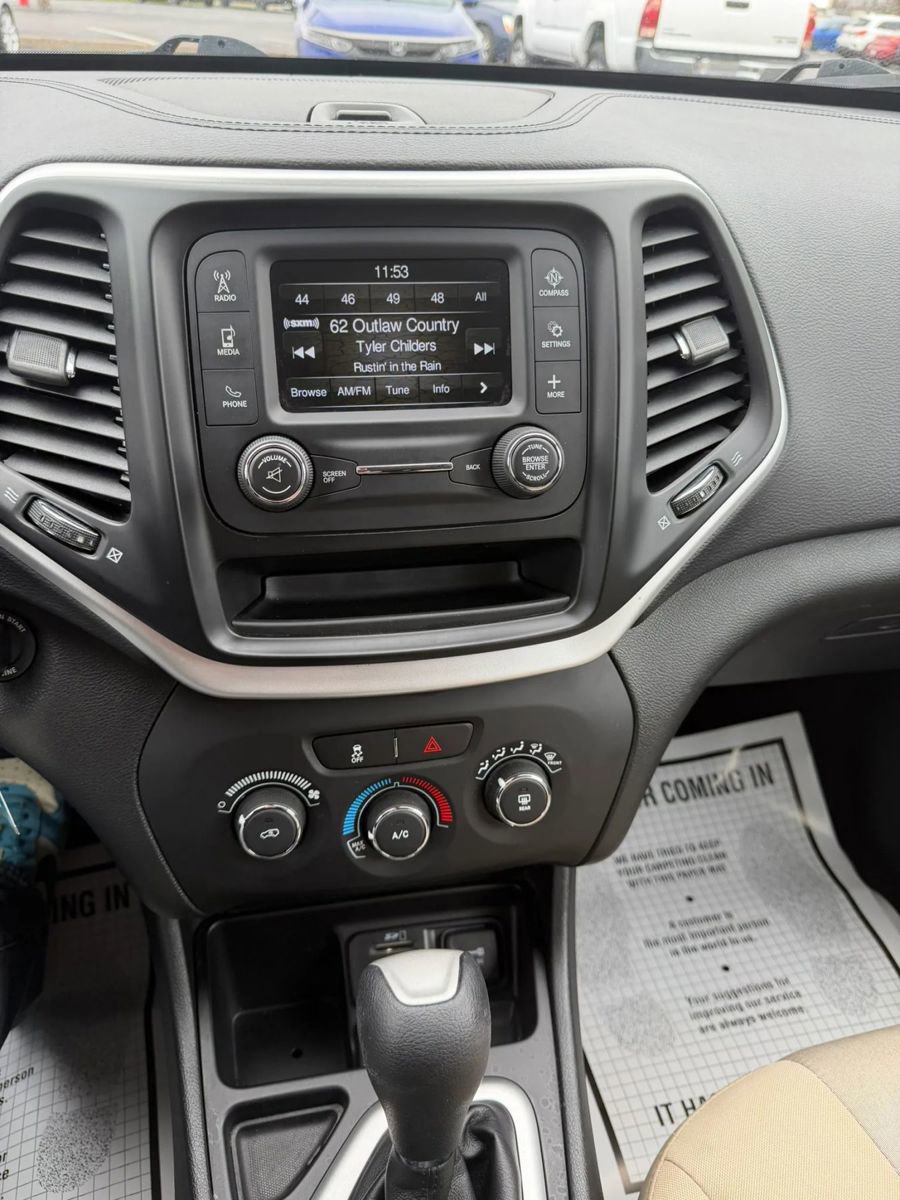 Used 2016 Jeep Cherokee Sport image 12