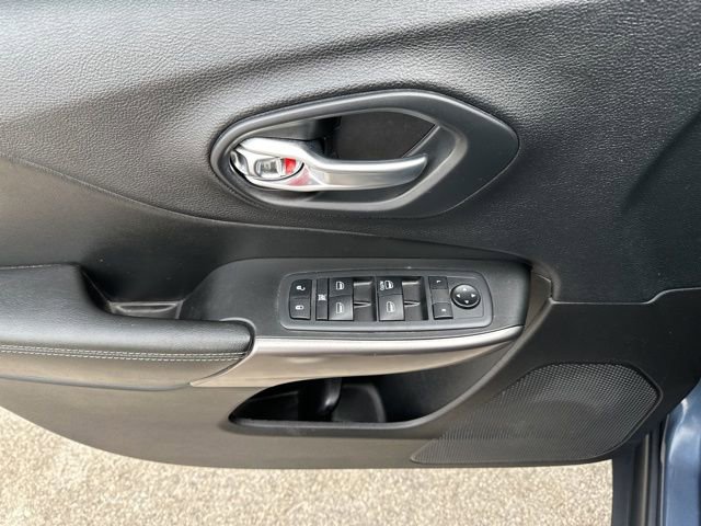 Used 2019 Jeep Cherokee Latitude w/ Popular Appearance Group image 18