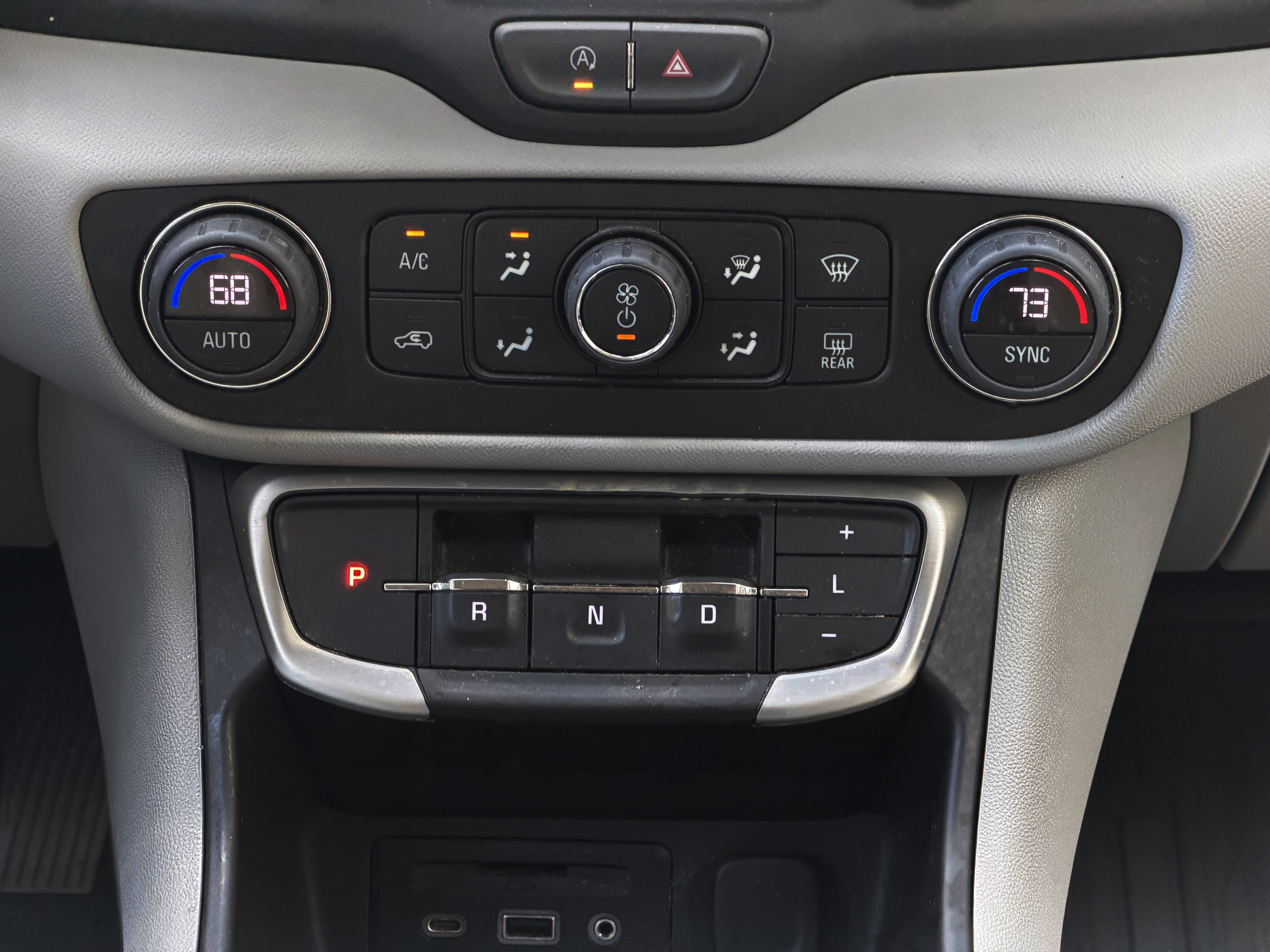 Used 2023 GMC Terrain SLT image 9