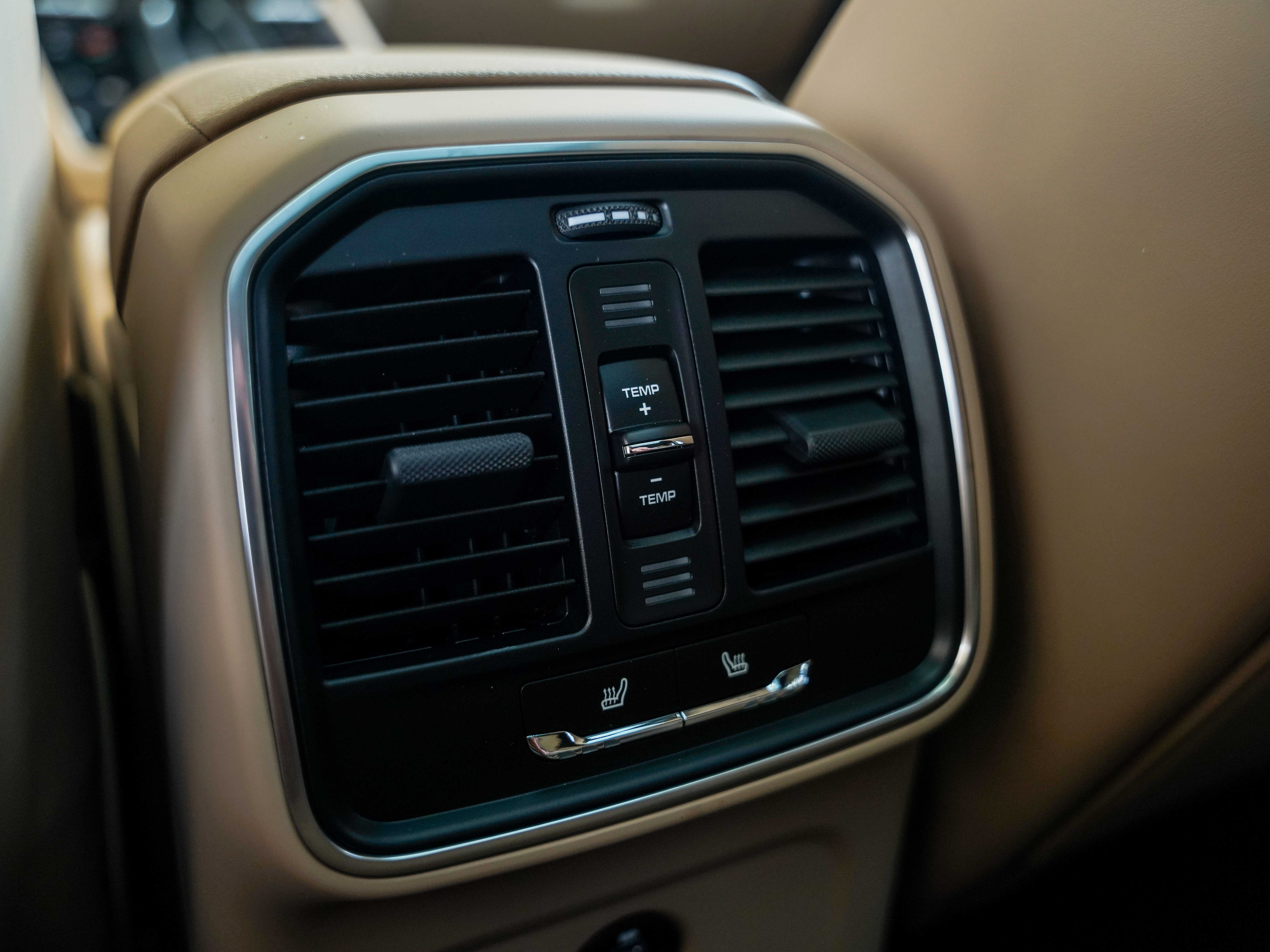 Certified 2025 Porsche Macan image 27