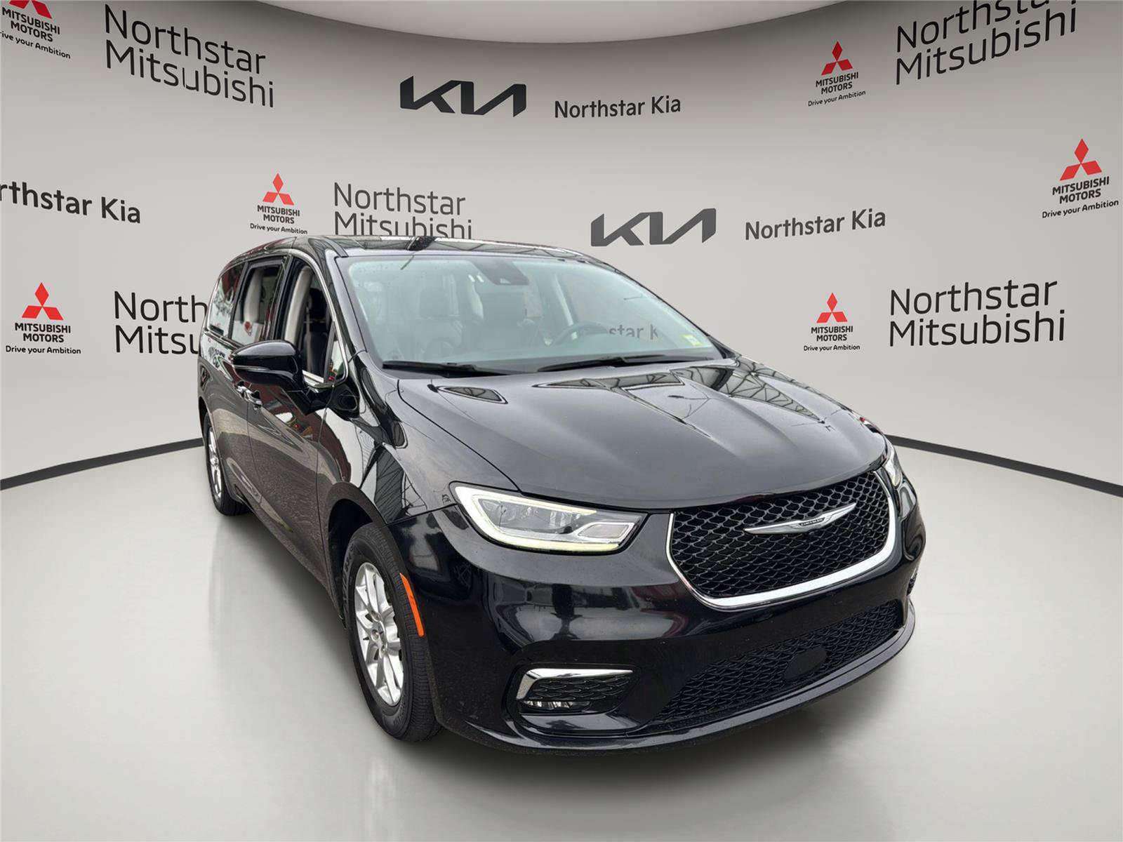 Used 2024 Chrysler Pacifica Touring-L FWD image 8