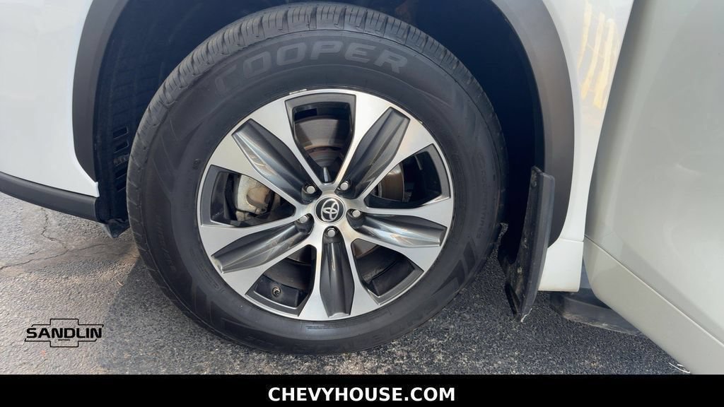 Used 2022 Toyota Highlander XLE FWD image 27