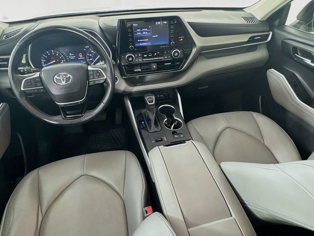 Used 2020 Toyota Highlander XLE FWD image 27