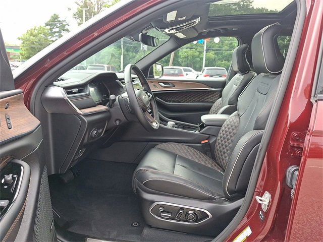 Used 2024 Jeep Grand Cherokee Summit image 11