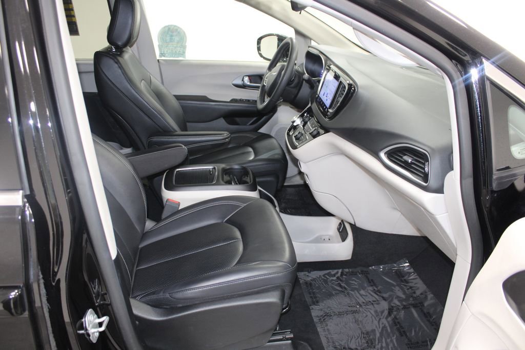 Used 2024 Chrysler Pacifica Touring-L image 26