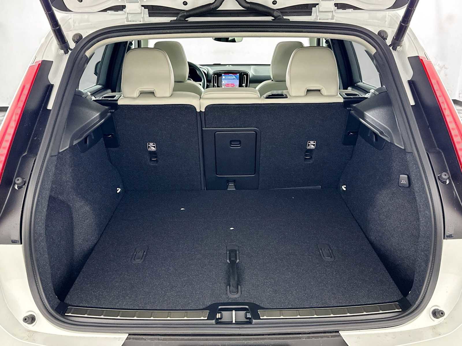 Used 2025 Volvo XC40 B5 Plus w/ Protection Package Premier image 22