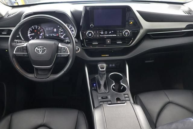 Used 2024 Toyota Highlander XLE AWD/4WD image 10