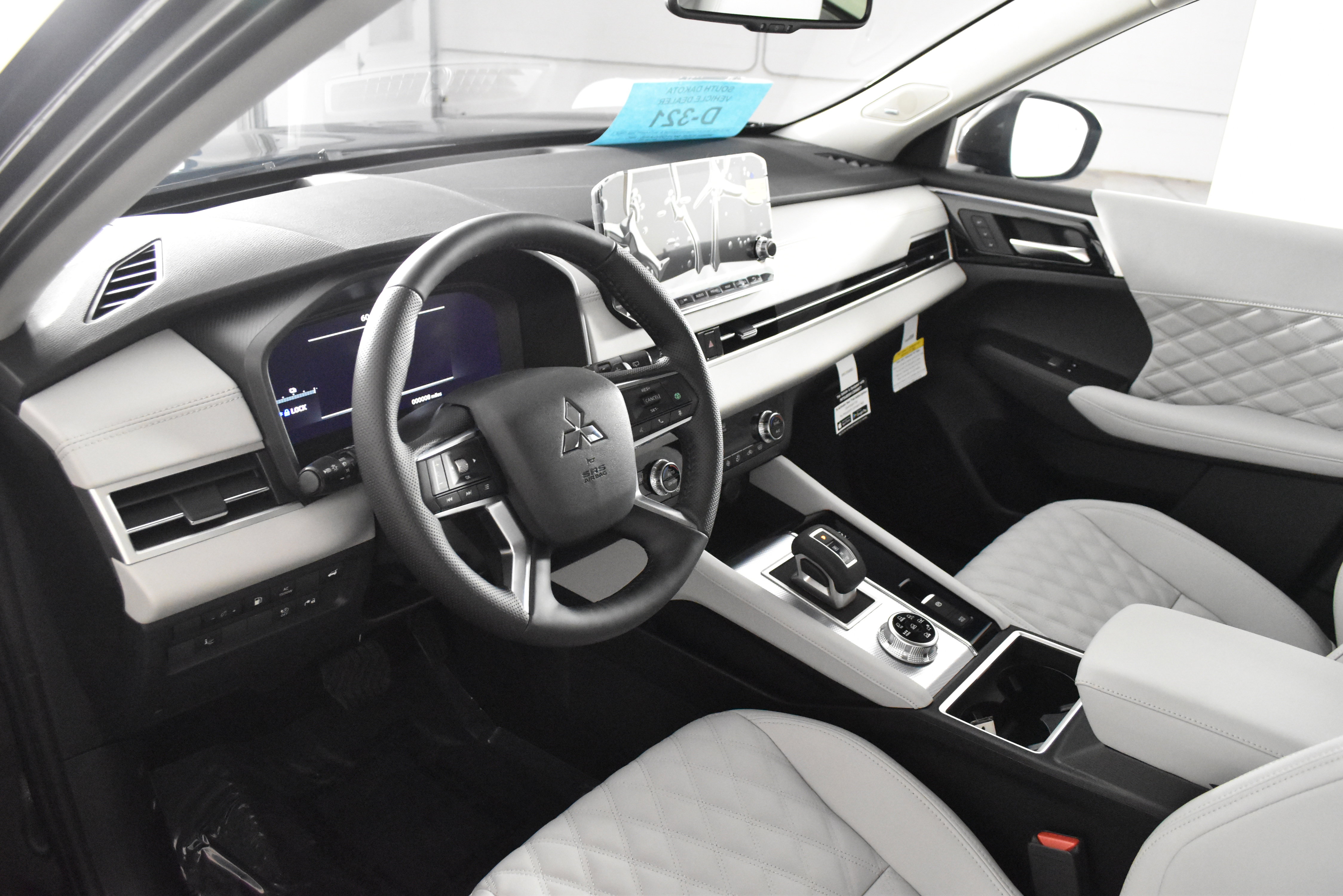 Used 2025 Mitsubishi Outlander SEL image 2