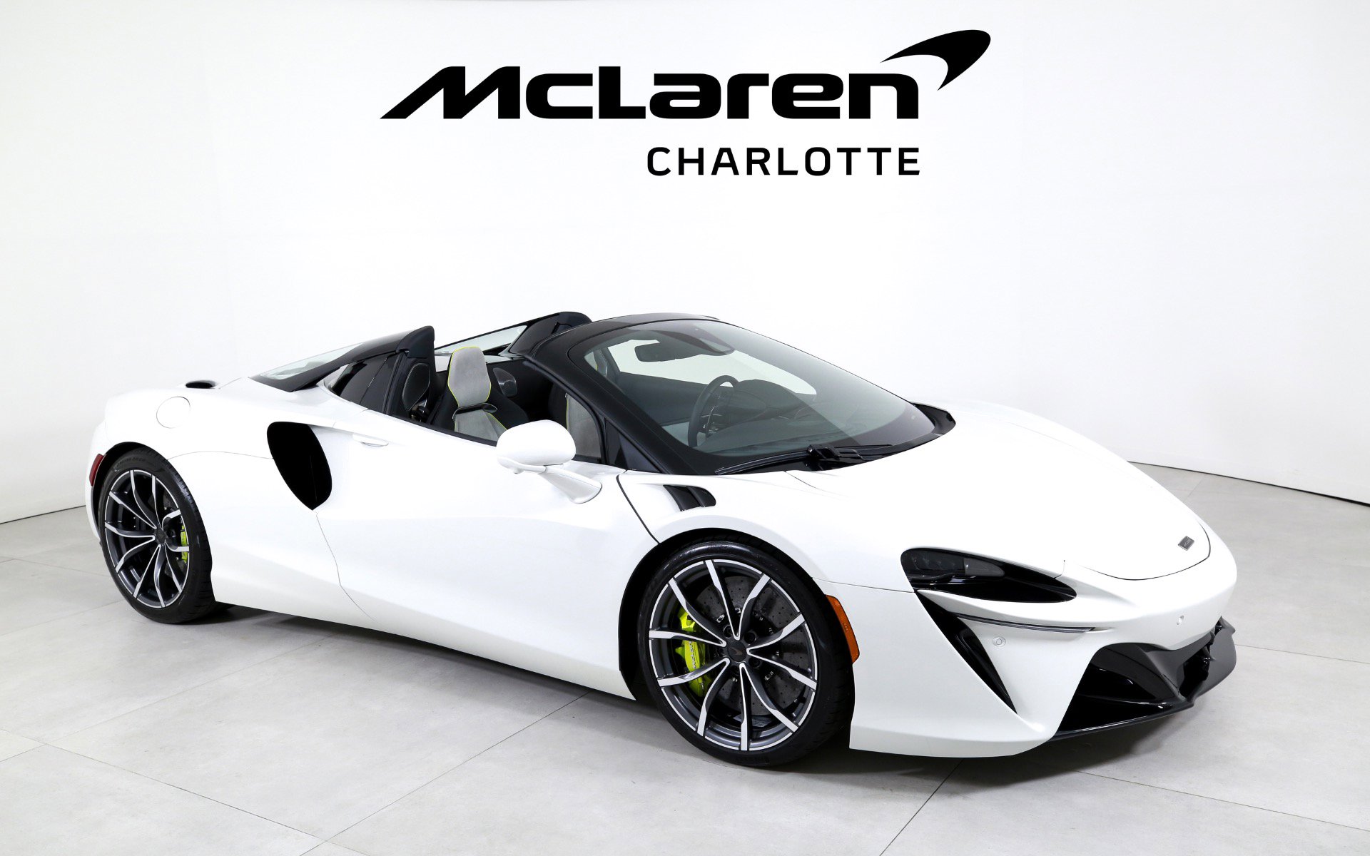 Used 2025 McLaren Artura Spider image 2