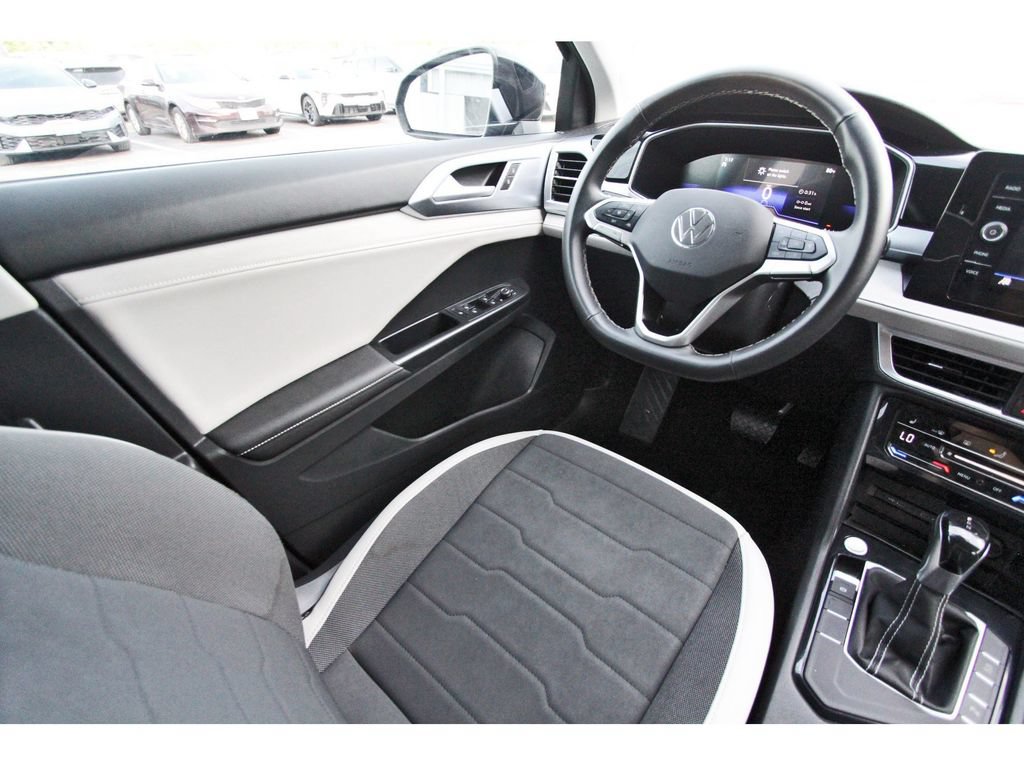 Used 2025 Volkswagen Taos SE FWD image 9