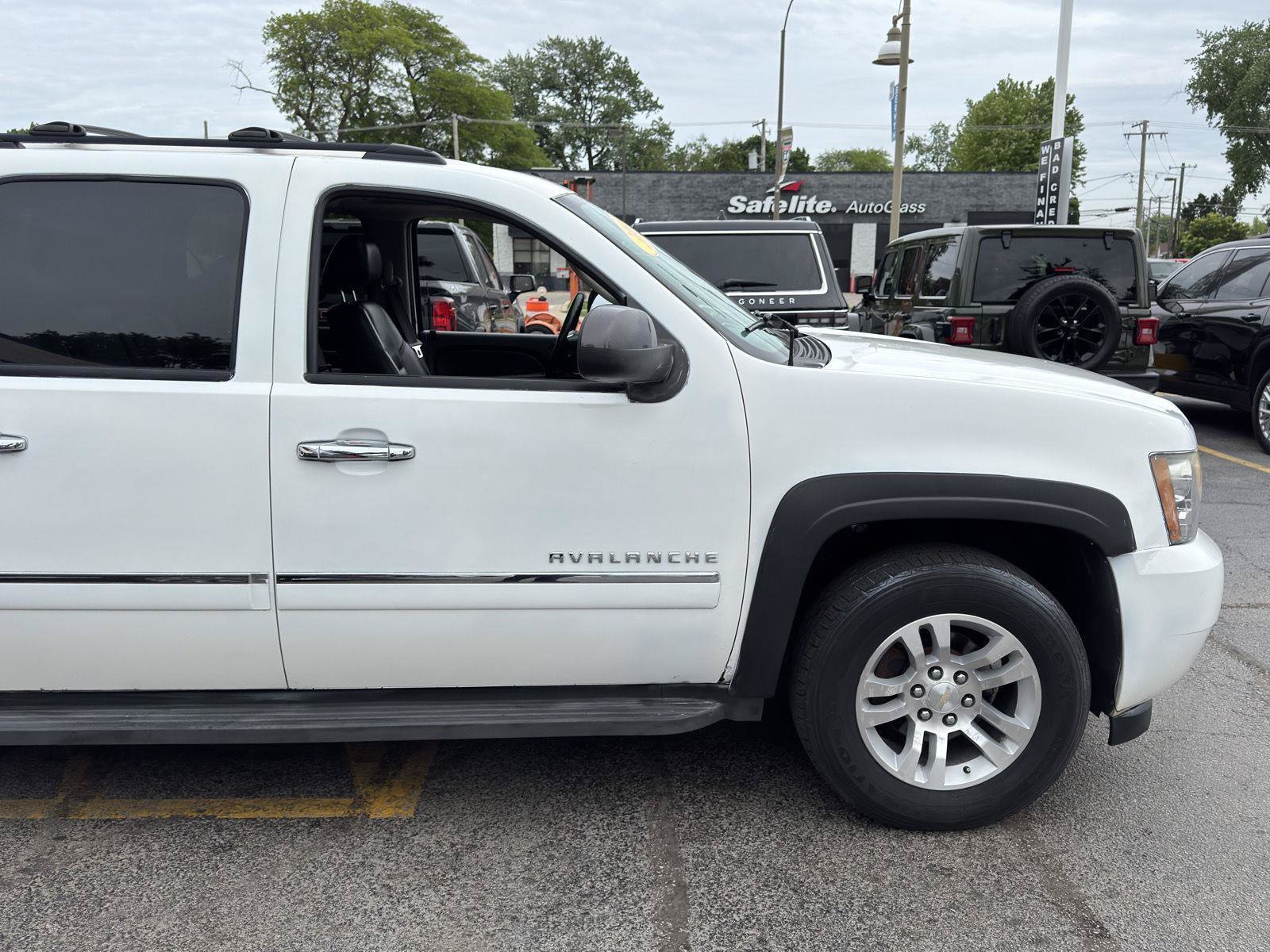 Used 2011 Chevrolet Avalanche LTZ AWD/4WD image 10