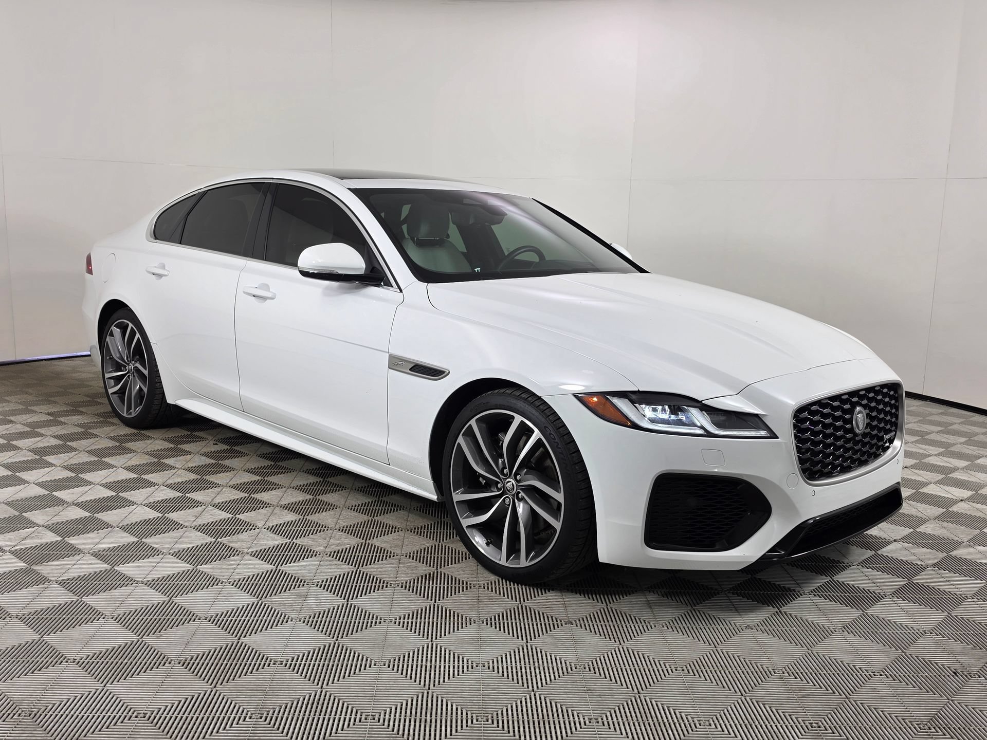 Used 2024 Jaguar XF R-Dynamic SE AWD/4WD image 1