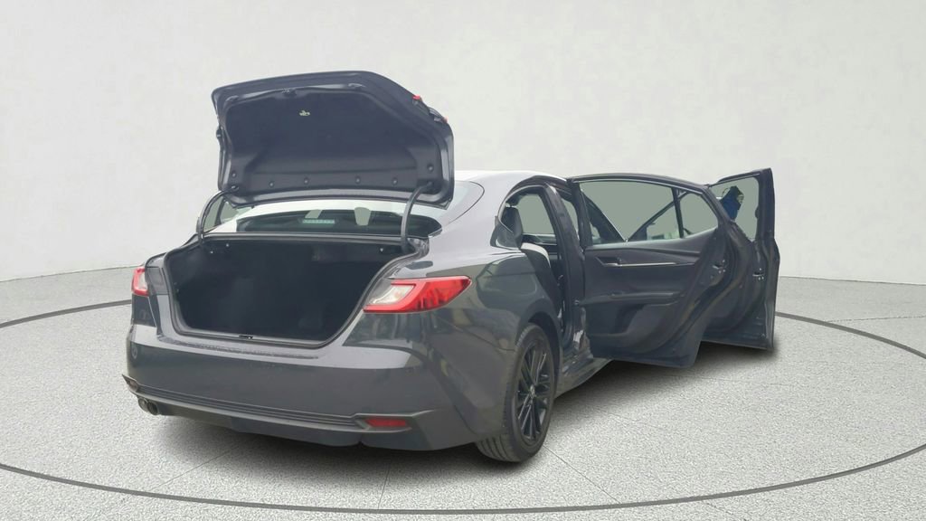 Used 2025 Toyota Camry SE image 13