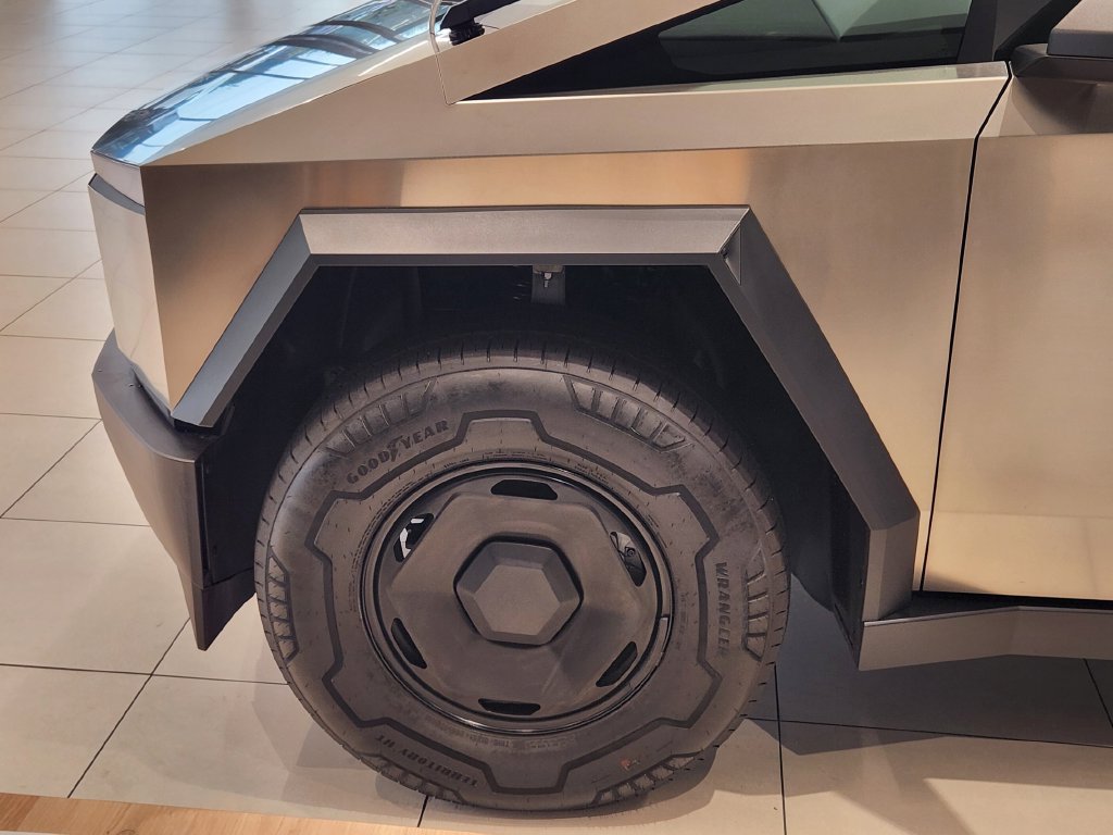 Used 2026 Tesla Cybertruck AWD Crew Cab image 9