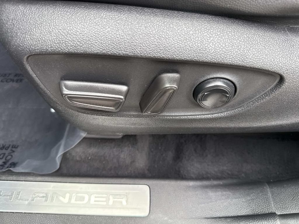 Used 2022 Toyota Highlander Limited FWD image 25