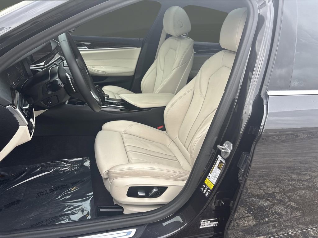 Used 2023 BMW 530i xDrive w/ Premium Package image 4