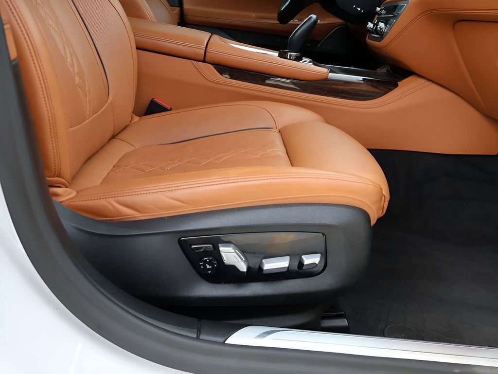 Used 2021 BMW 740i xDrive w/ Premium Package image 12