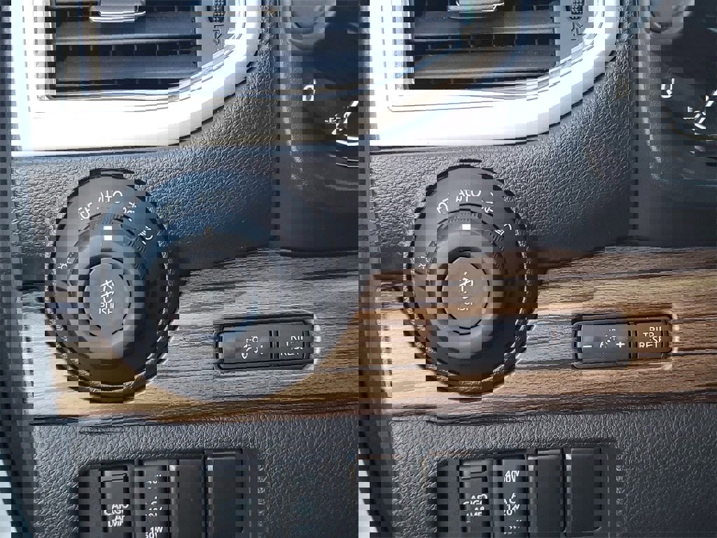 Used 2020 Nissan Titan SL w/ Moonroof Package image 22