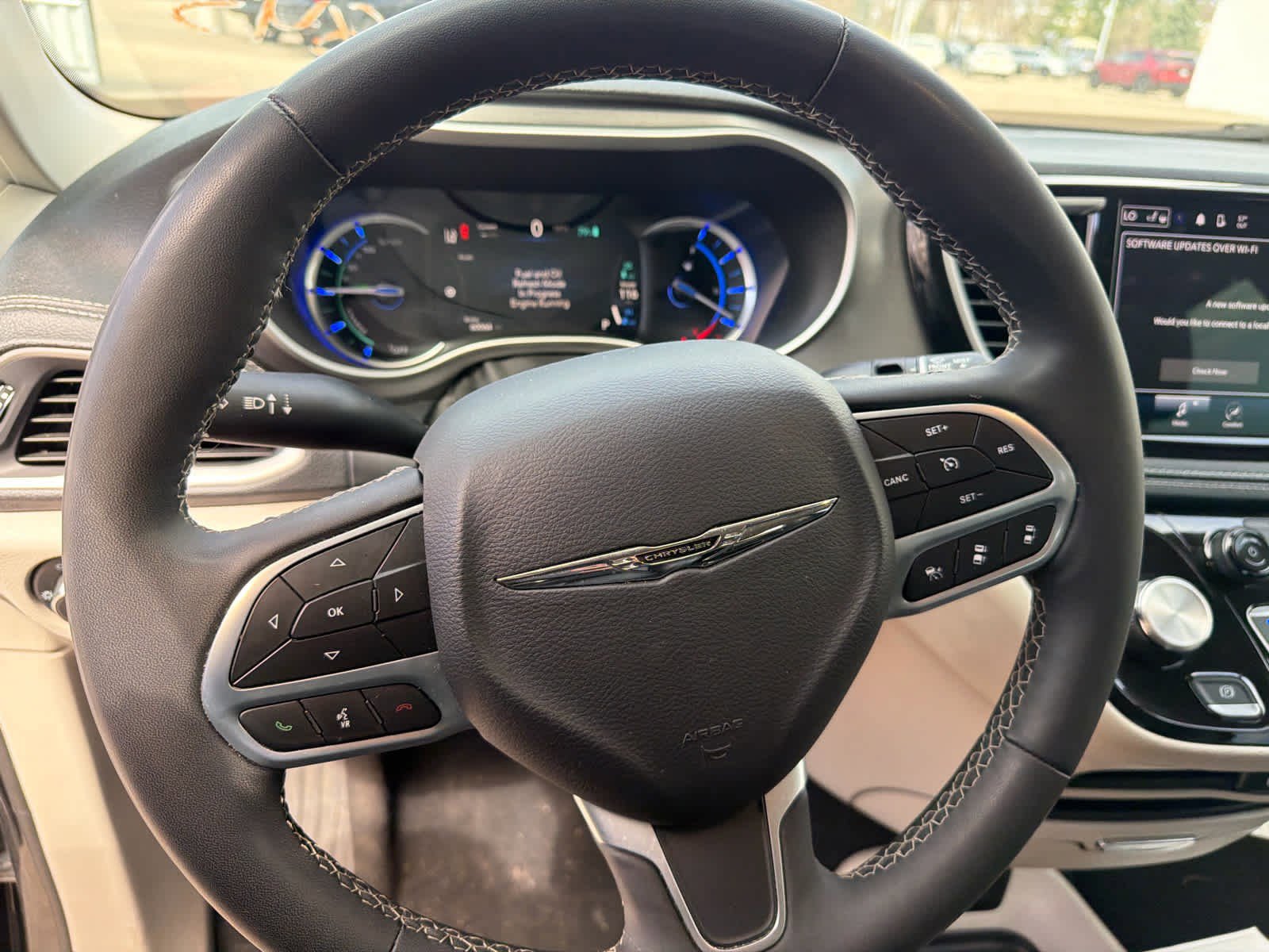 Used 2023 Chrysler Pacifica Touring-L FWD image 12