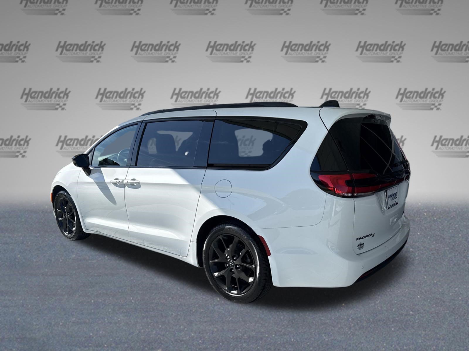 Used 2025 Chrysler Pacifica Limited FWD image 7
