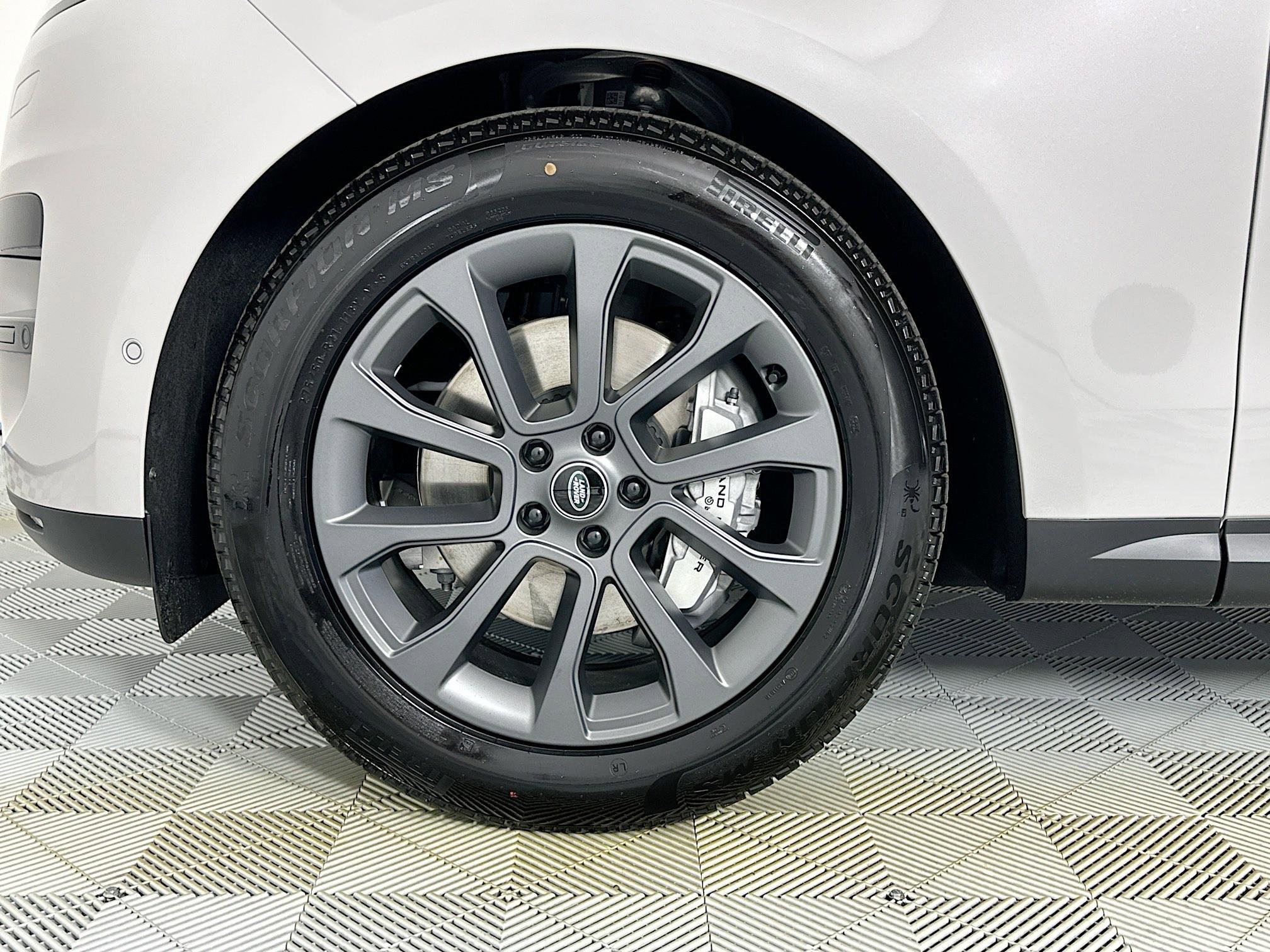 Used 2025 Land Rover Range Rover Sport image 9