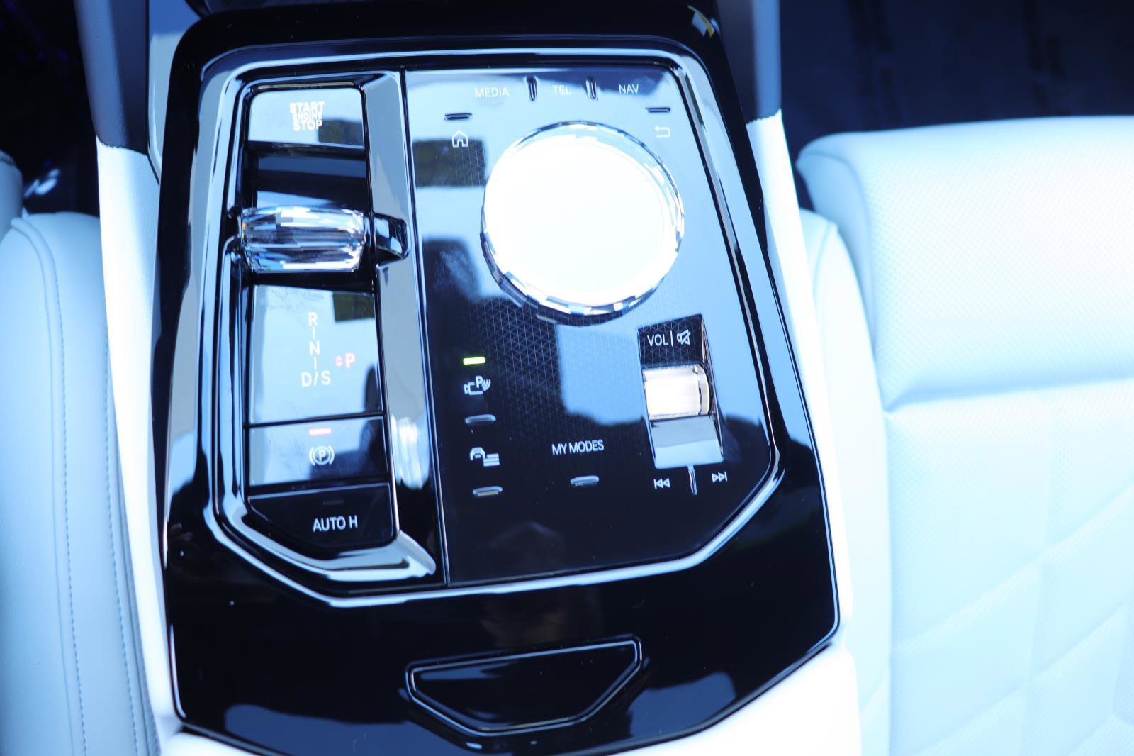 Used 2025 BMW 530i w/ Executive Package image 40