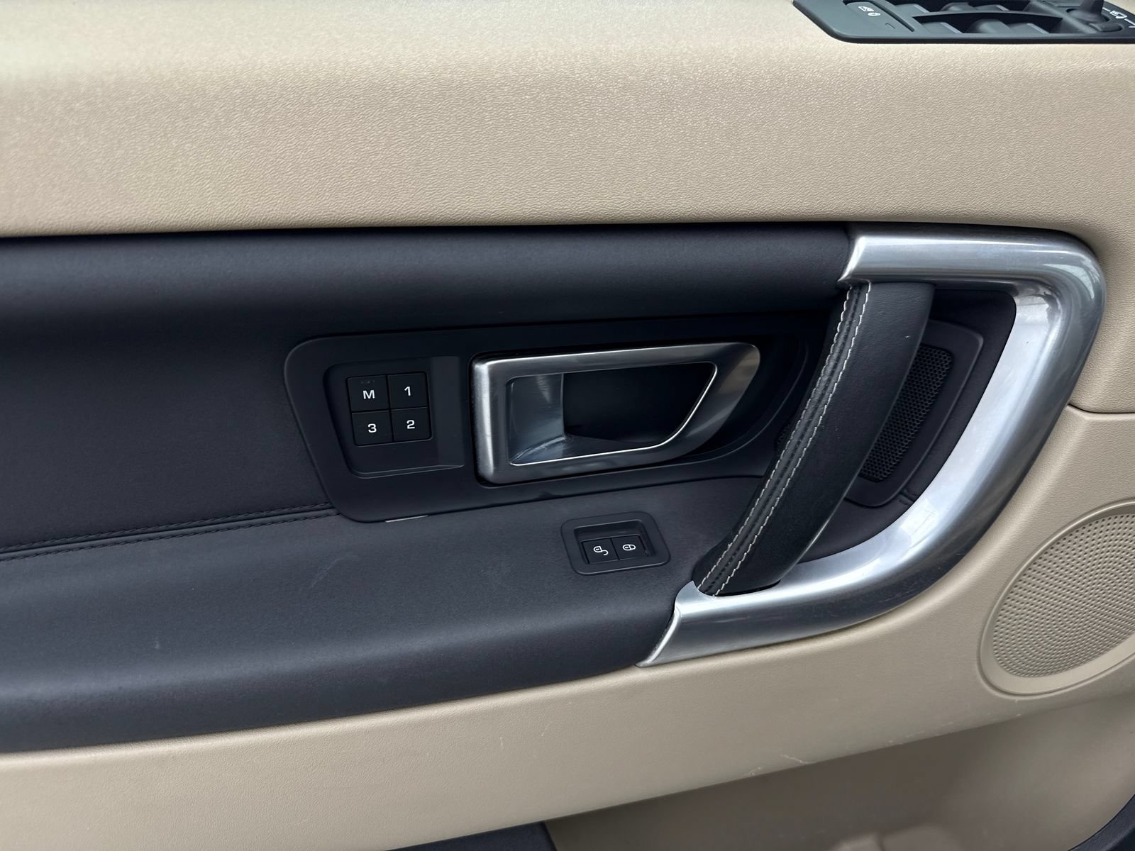 Used 2019 Land Rover Discovery Sport AWD/4WD image 36