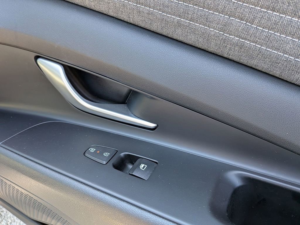 Used 2025 Hyundai Elantra Limited image 35