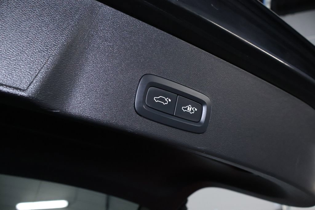 Used 2019 Volvo XC40 T5 R-Design image 17