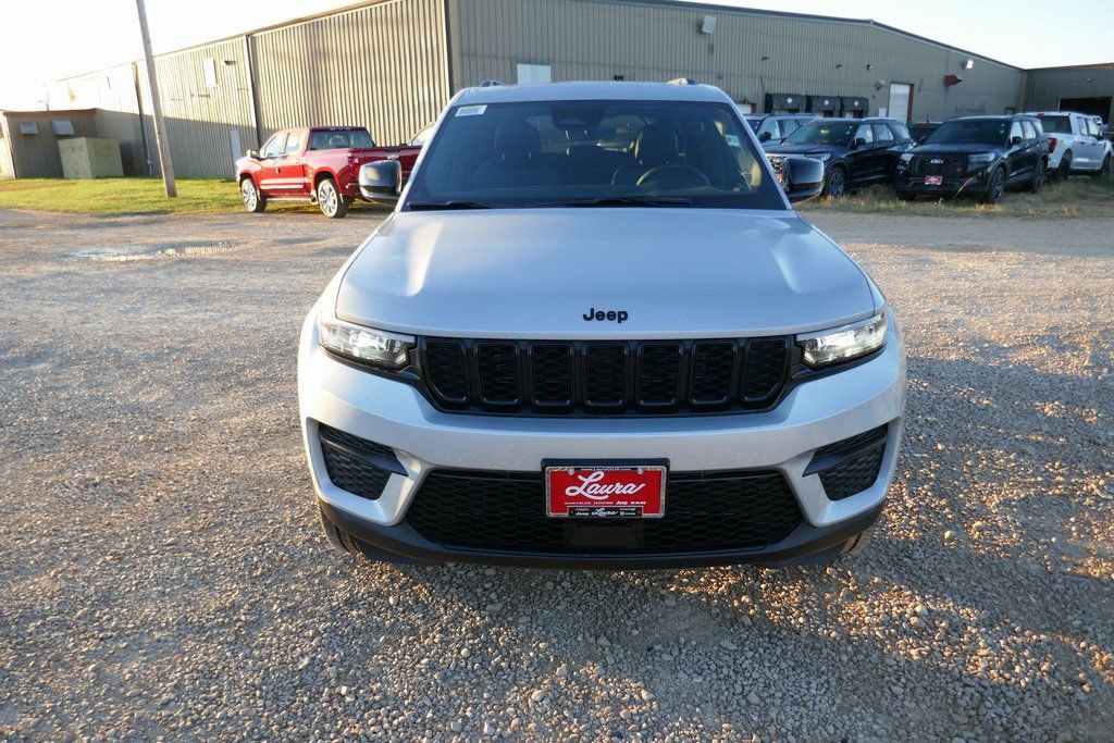 New 2025 Jeep Grand Cherokee Altitude image 8