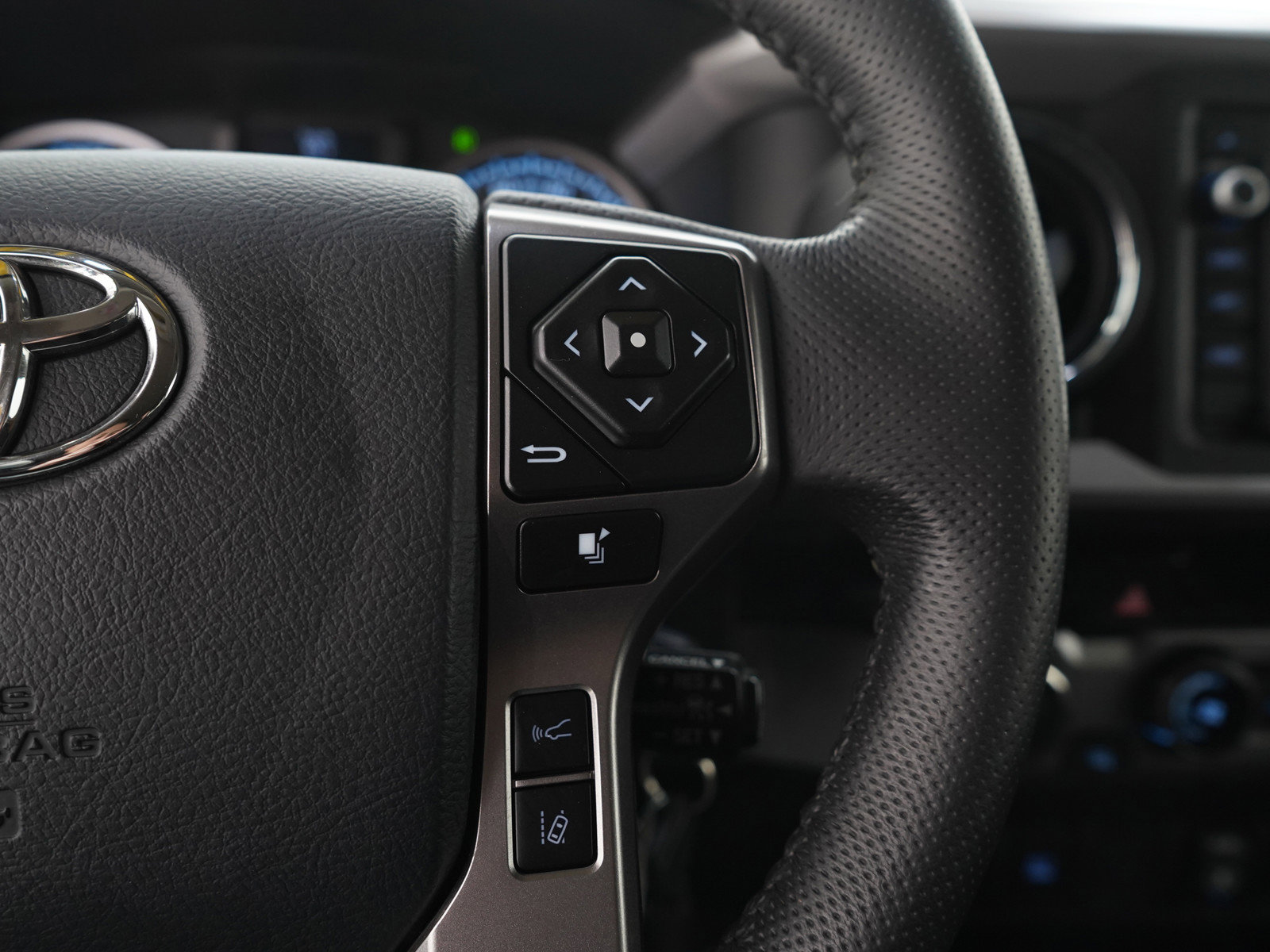 Used 2018 Toyota Tacoma SR5 AWD/4WD image 27