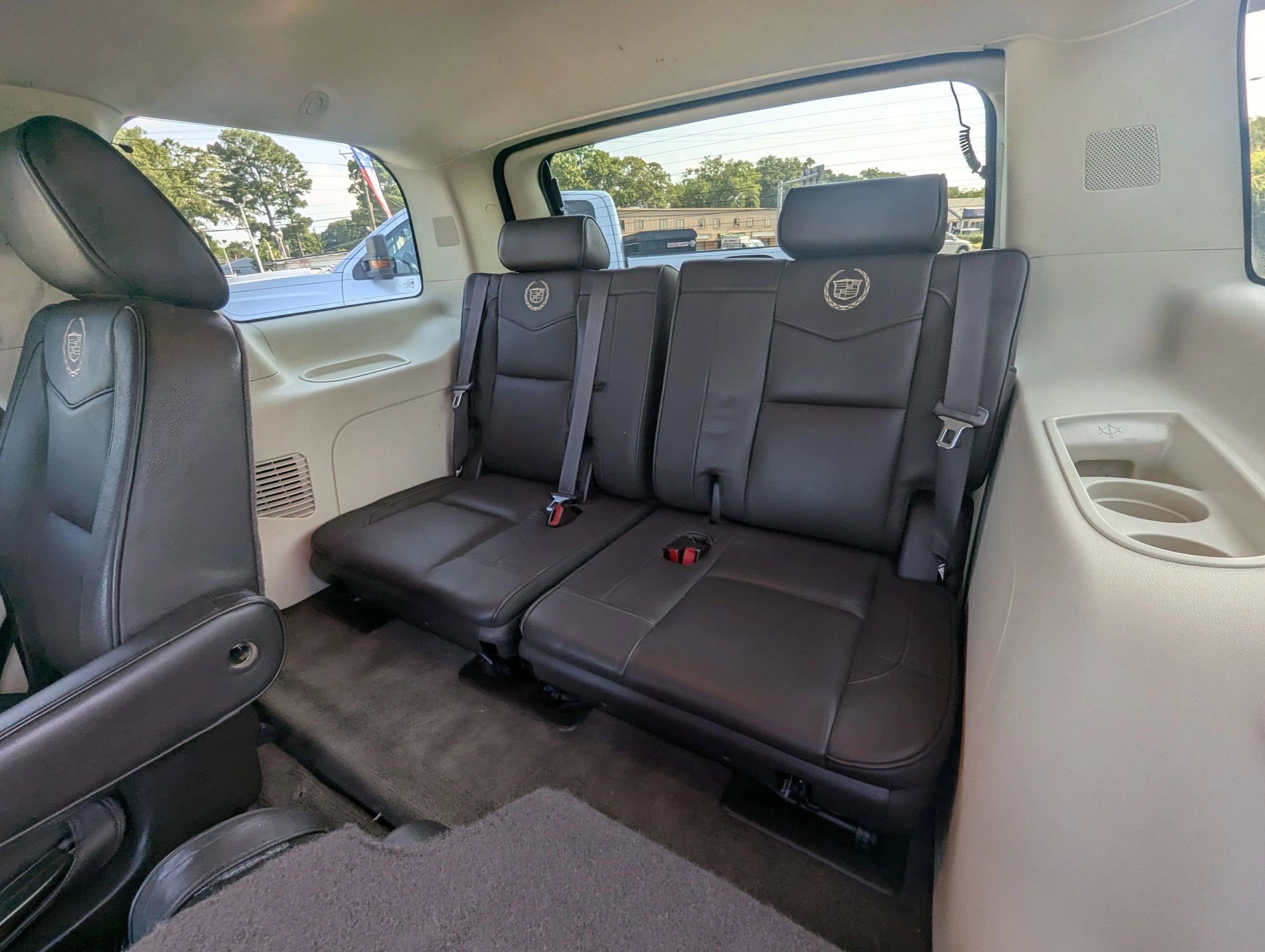 Used 2011 Cadillac Escalade Platinum image 17