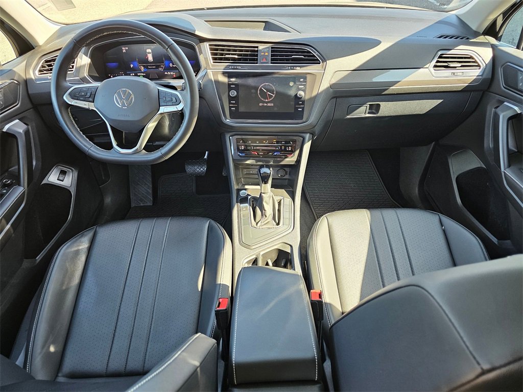 Used 2024 Volkswagen Tiguan SE w/ Panoramic Sunroof Package image 12
