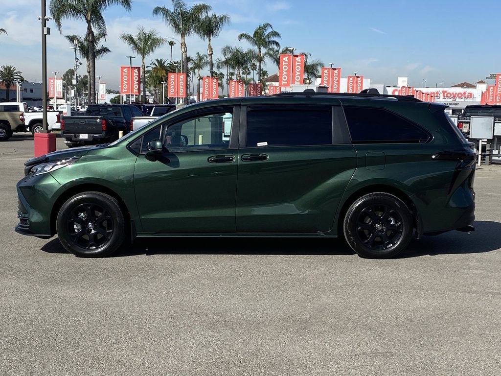 Certified 2025 Toyota Sienna XLE Woodland Edition image 41
