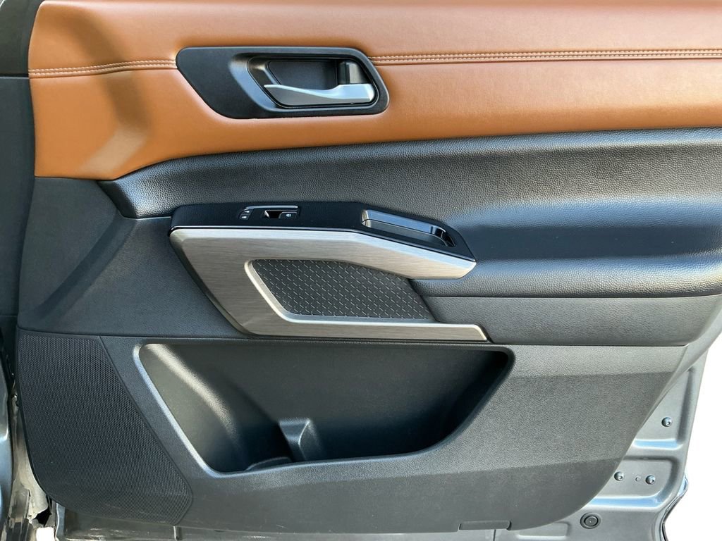 Used 2023 Nissan Pathfinder Platinum image 16