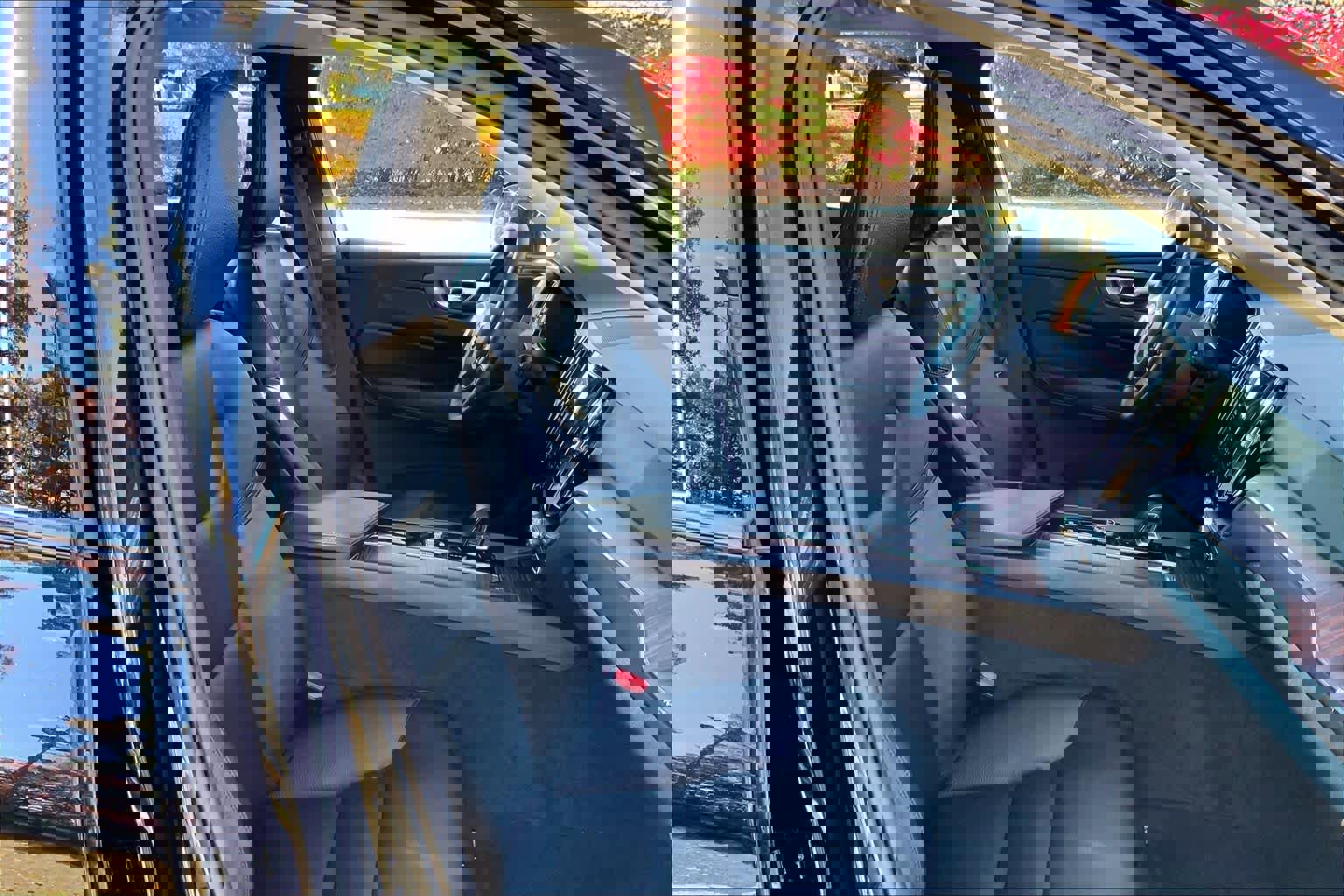 Certified 2023 Volvo XC60 T8 Plus w/ Climate Package image 7