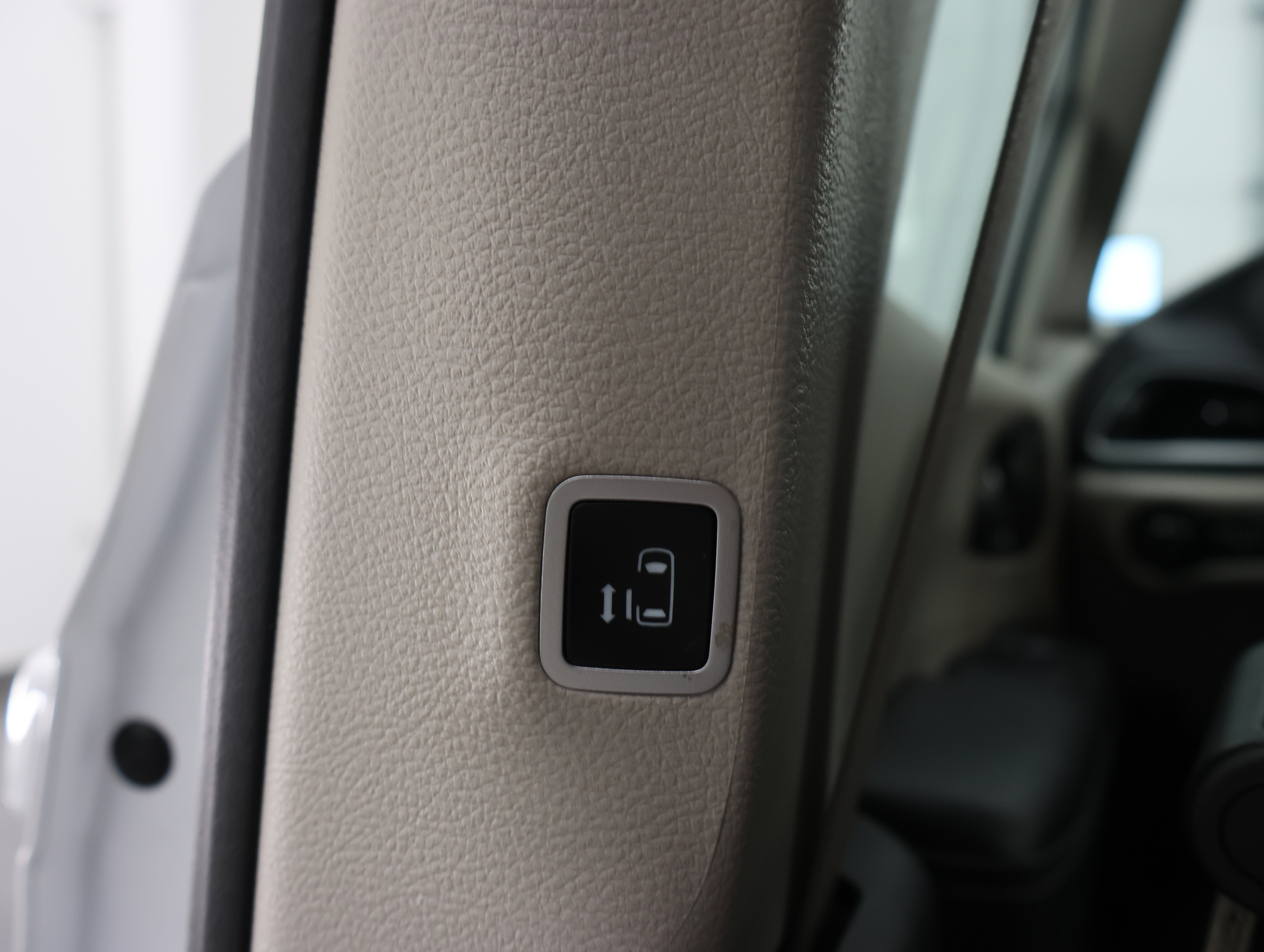 Used 2024 Chrysler Pacifica Touring-L FWD image 38