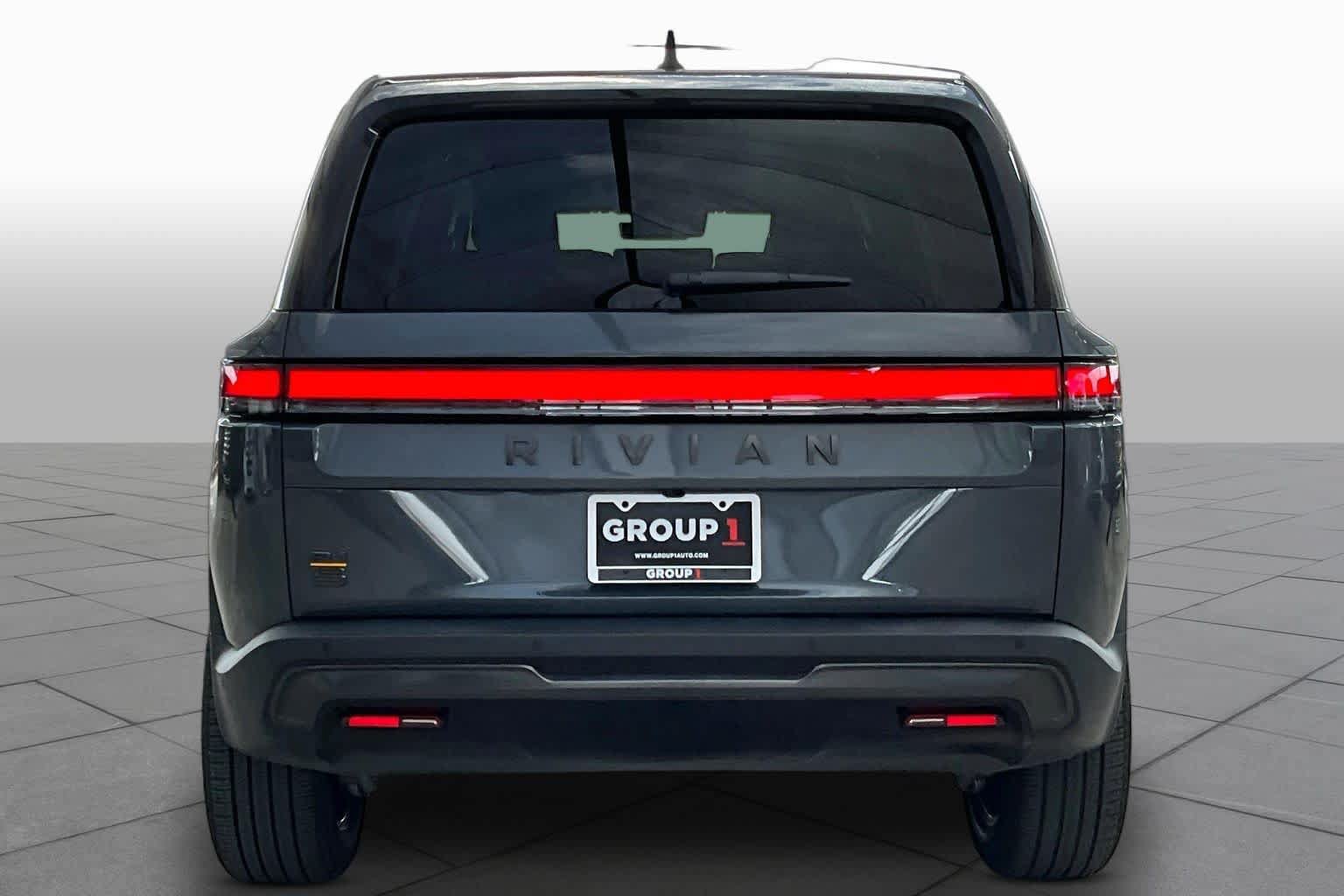 Used 2025 Rivian R1S Premium Dual AWD/4WD image 4