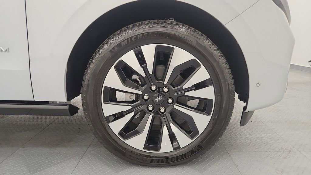 New 2025 Ford Expedition Max Platinum w/ Driver's Package image 15