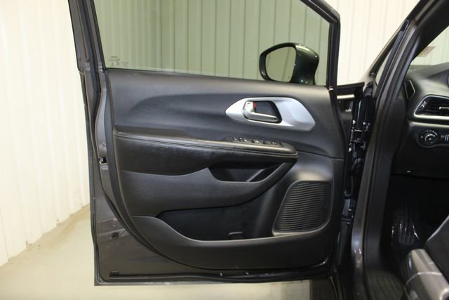 Used 2020 Chrysler Pacifica Touring w/ S Appearance Package image 10