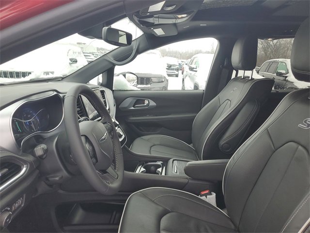 New 2026 Chrysler Pacifica Limited w/ Uconnect Theater Family Group image 19
