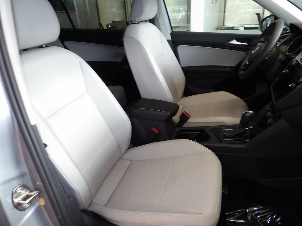 Used 2021 Volkswagen Tiguan SE FWD image 15