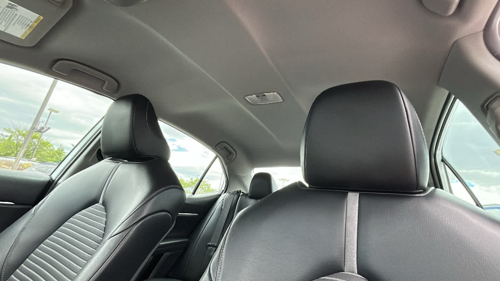 Used 2022 Toyota Camry SE FWD image 11