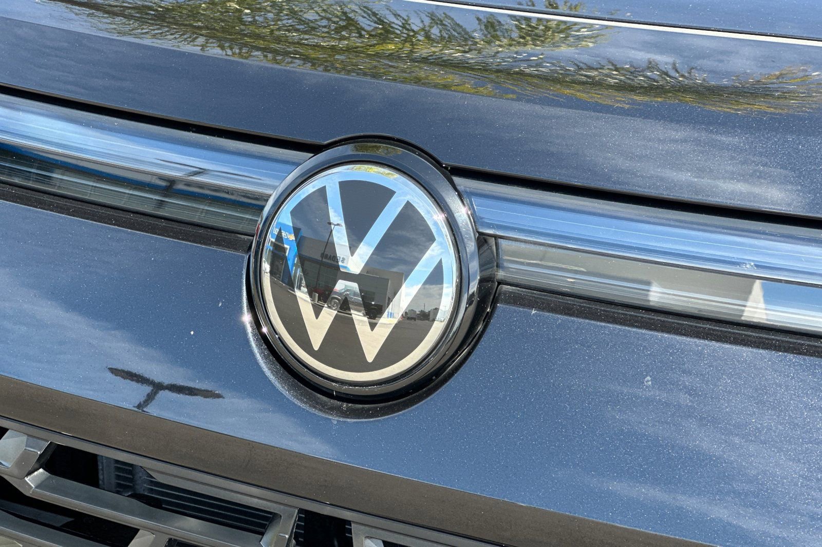 Used 2025 Volkswagen Tiguan SE FWD image 38