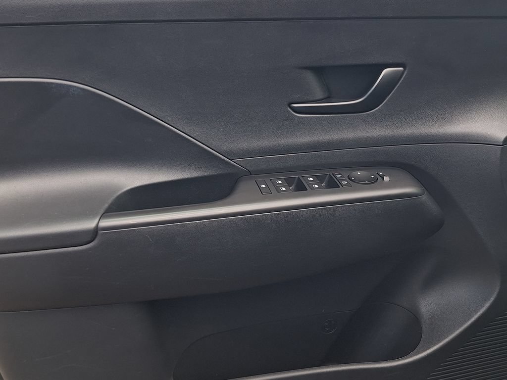 Certified 2025 Hyundai Kona SEL AWD/4WD image 9