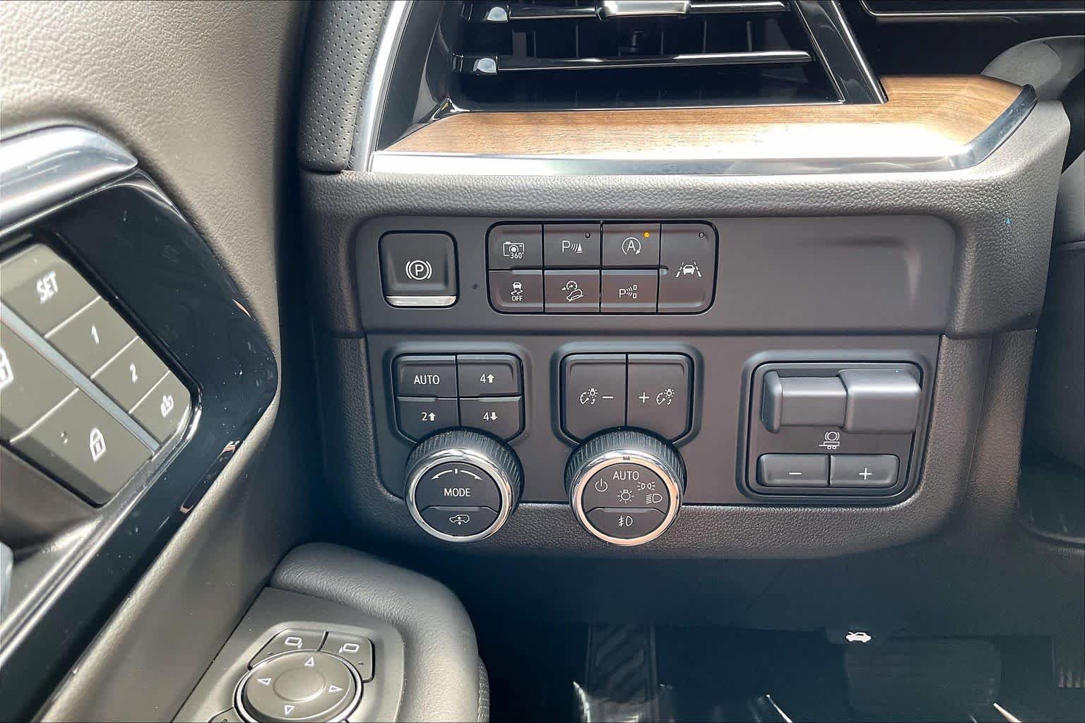 Certified 2025 Chevrolet Tahoe High Country AWD/4WD image 33