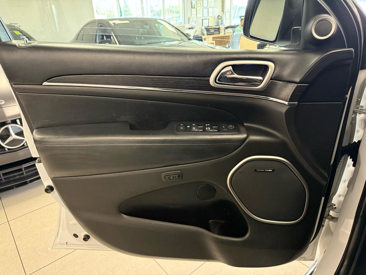 Used 2017 Jeep Grand Cherokee Summit image 9